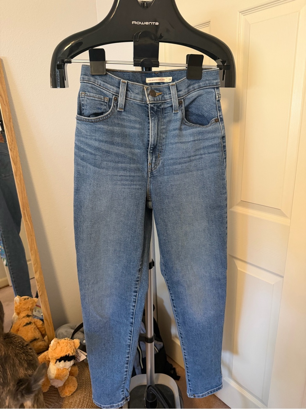 Levi’s High Waisted Mom Jeans Size 26 Medium Wash Blue Denim